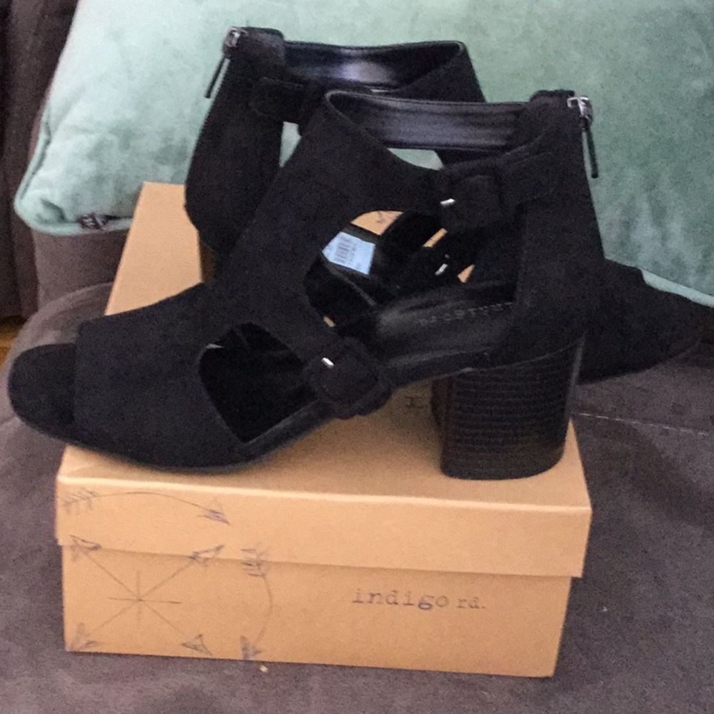 EUC Indigo black suede look sandal.